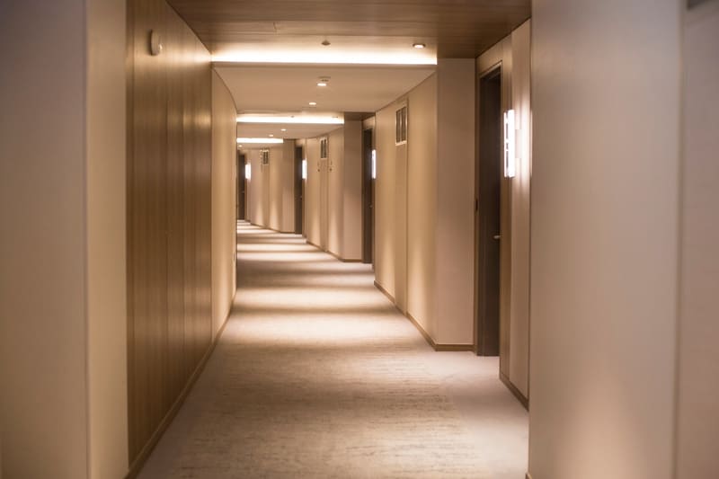 oświetlenie korytarza hotelu